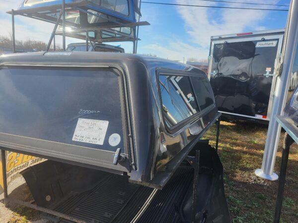 USED TRADE IN LEER 100R TRUCK CAP 1999 FORD SUPER DUTY LONG BED BLACK - 2000925